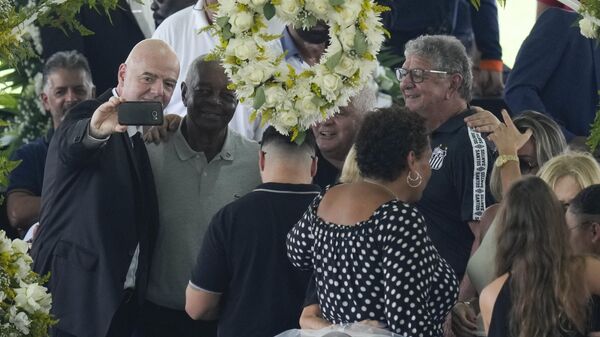 FIFA President Gianni Infantino takes a selfie with Lima, a former Santos soccer player, during the wake of the late Brazilian soccer great Pele in Santos, Brazil, Monday, Jan. 2, 2023.  - Sputnik International