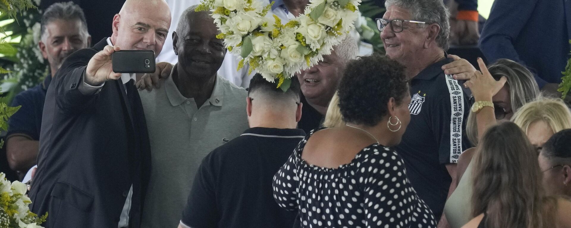 FIFA President Gianni Infantino takes a selfie with Lima, a former Santos soccer player, during the wake of the late Brazilian soccer great Pele in Santos, Brazil, Monday, Jan. 2, 2023.  - Sputnik International, 1920, 04.01.2023