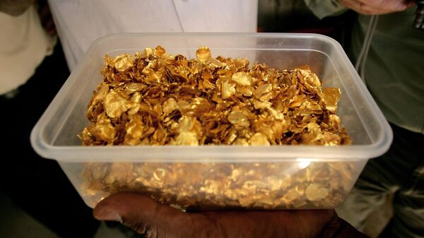A tub full of gold nuggets is shown at the Ariab company gold mine in the Sudanese desert, 800 kms northeast of the capital Khartoum, on October 3, 2011.  - Sputnik International