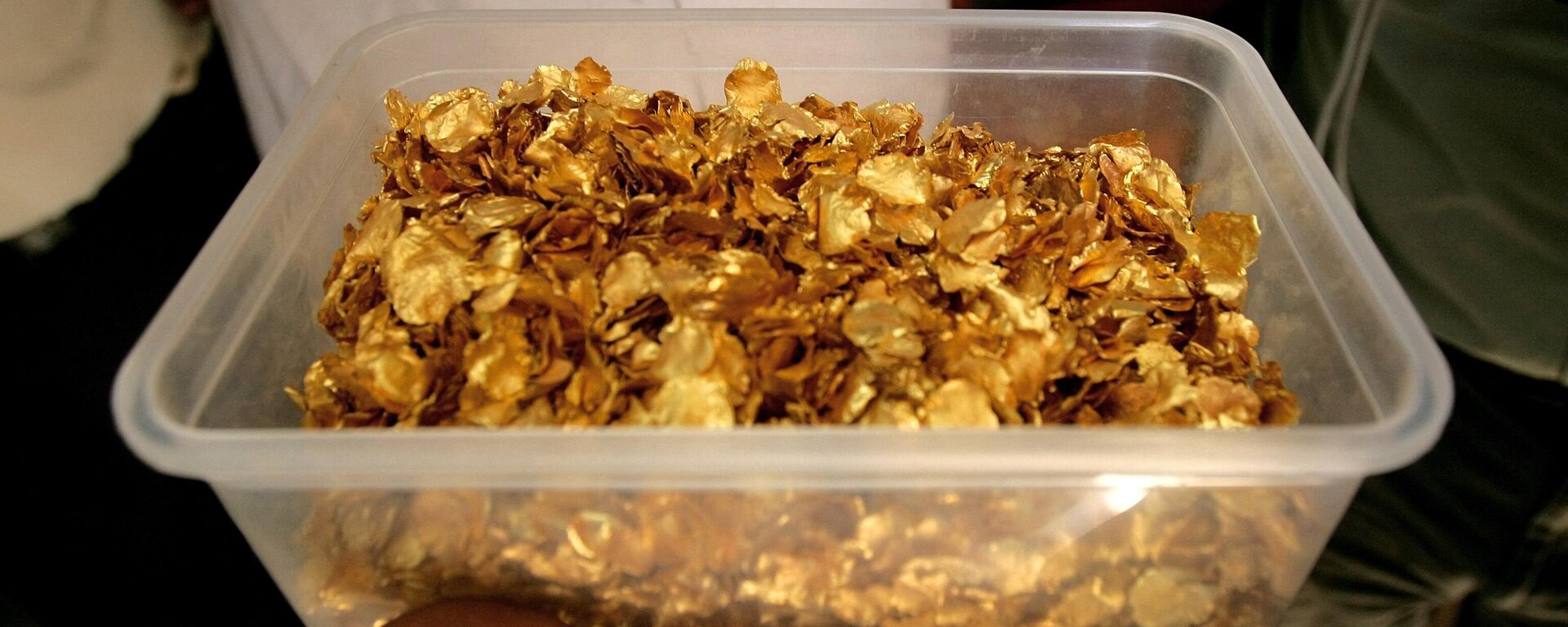 A tub full of gold nuggets is shown at the Ariab company gold mine in the Sudanese desert, 800 kms northeast of the capital Khartoum, on October 3, 2011.  - Sputnik International, 1920, 04.01.2023