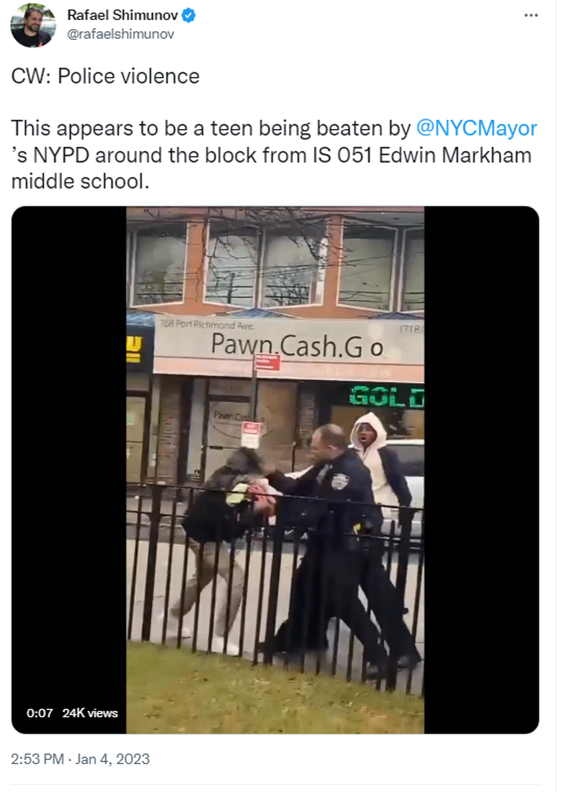 Twitter screenshot showing a teen appearing to be beaten by an NYPD officer near Edwin Markham middle school. - Sputnik International, 1920, 05.01.2023