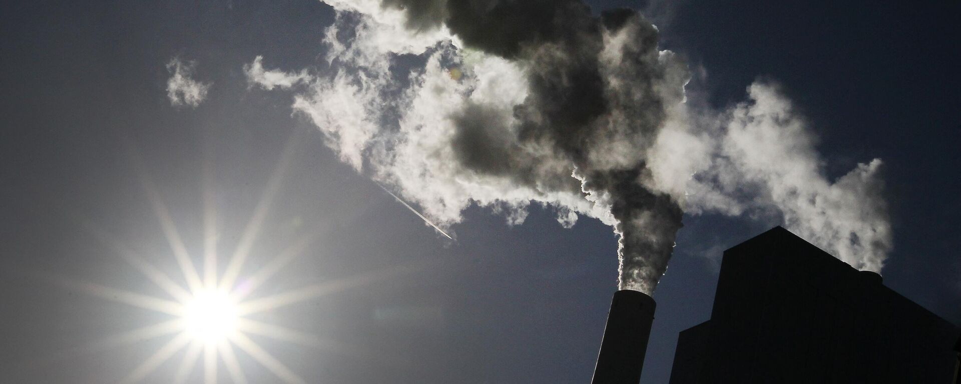 Steam rises from a chimney of the black coal-fired Grosskraftwerk Mannheim (GKM) power plant in Mannheim, southwestern Germany, on February 23, 2022.  - Sputnik International, 1920, 05.01.2023