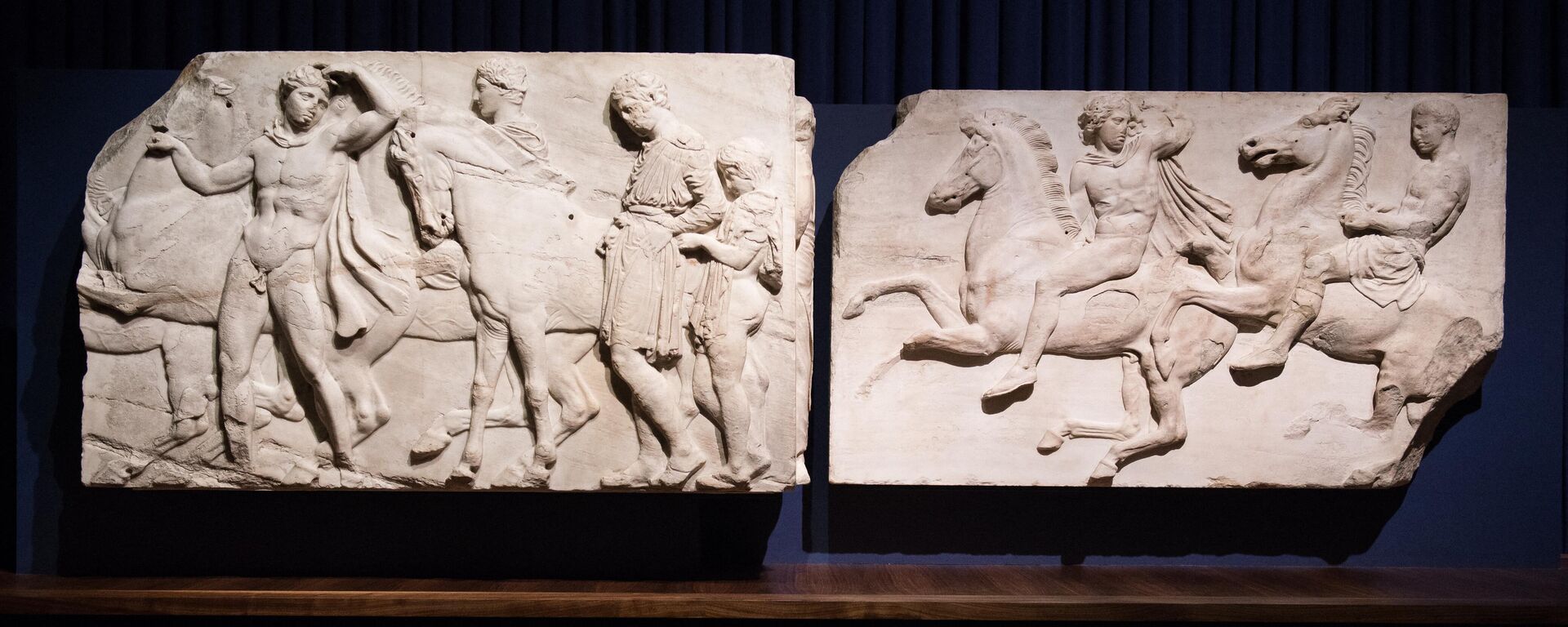 Two sections of marble frieze sculptures (438-432 BC) from the Parthenon in Athens, part of the collection referred to as the Elgin Marbles, are displayed in central London on March 24, 2015.  - Sputnik International, 1920, 05.01.2023