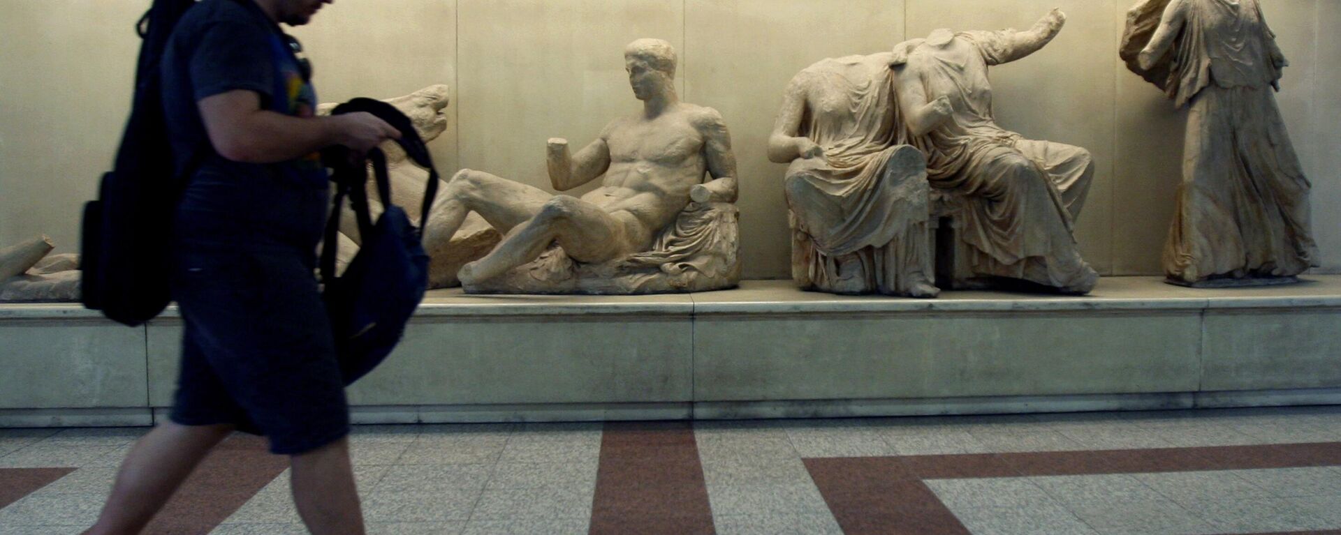 A passenger walks past copies of some of the Parthenon Sculptures displayed in the British Museum, at the Acropolis Metro station in Athens, on Thursday, June 11, 2009.  - Sputnik International, 1920, 27.08.2023
