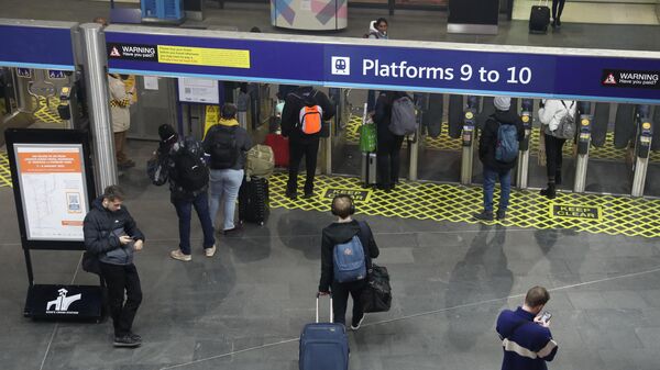 Passengers use Kings Cross station in London, on January 2, 2023, ahead of strike action on National Railways this week. - Strikes are planned for this week starting on Tuesday January 3, called by the Rail, Maritime and Transport union (RMT) - Sputnik International