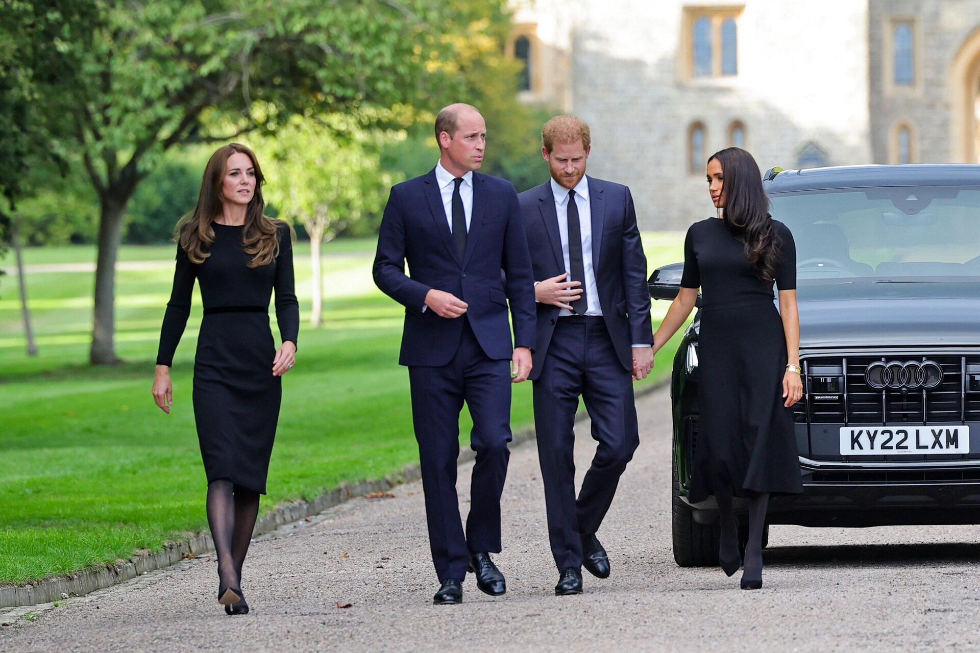 (L-R) Britain's Catherine, Princess of Wales, Britain's Prince William, Prince of Wales, Britain's Prince Harry, Duke of Sussex, and Meghan, Duchess of Sussex on the long Walk at Windsor Castle on September 10, 2022. - Sputnik International, 1920, 05.01.2023