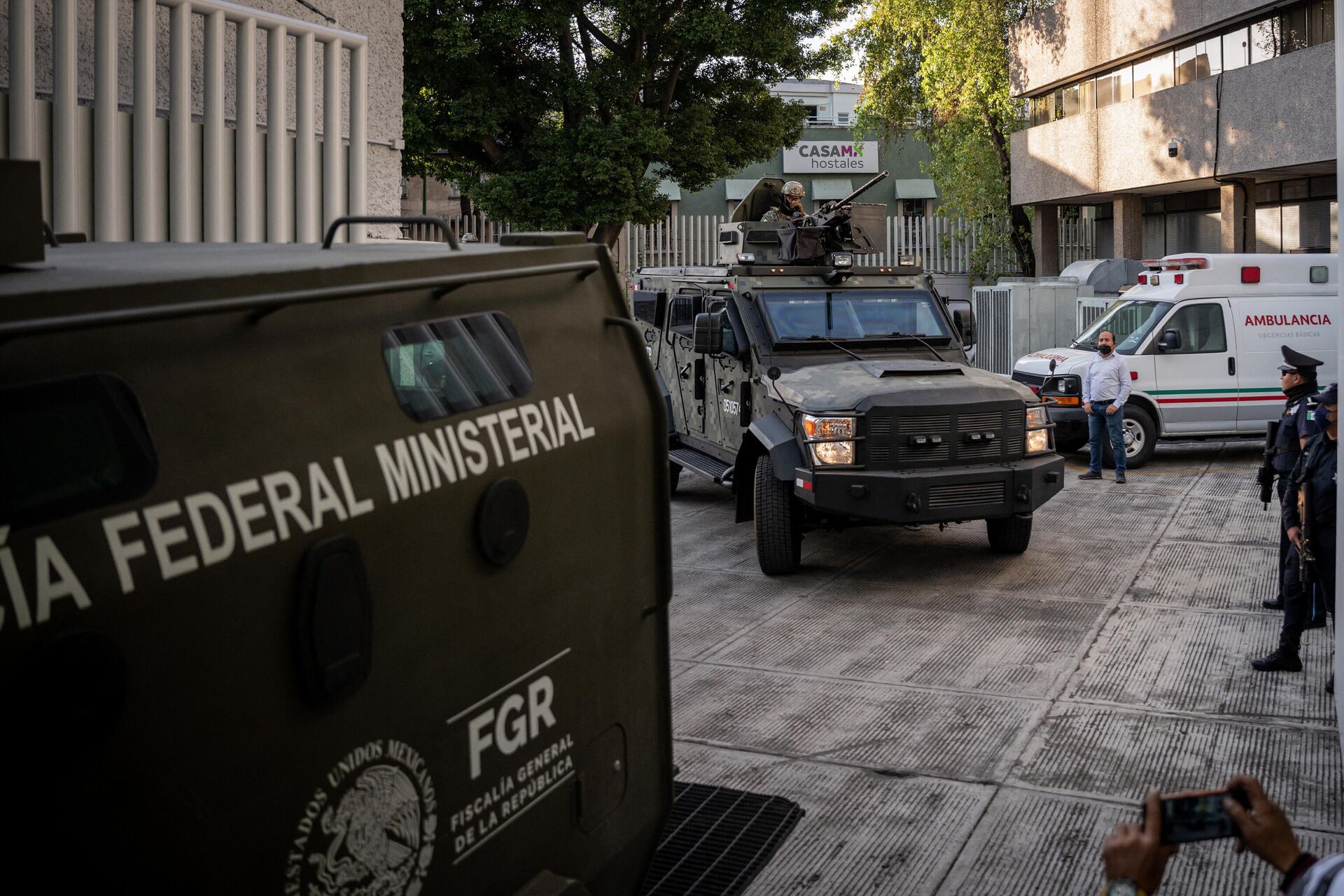 Armoured vehicles leave the Attorney General's Office for Special Investigations on Organized Crime (FEMDO) in Mexico City, on January 5, 2023, after the arrest of Ovidio Guzman, son of imprisoned drug trafficker Joaquin El Chapo Guzman.  - Sputnik International, 1920, 06.01.2023
