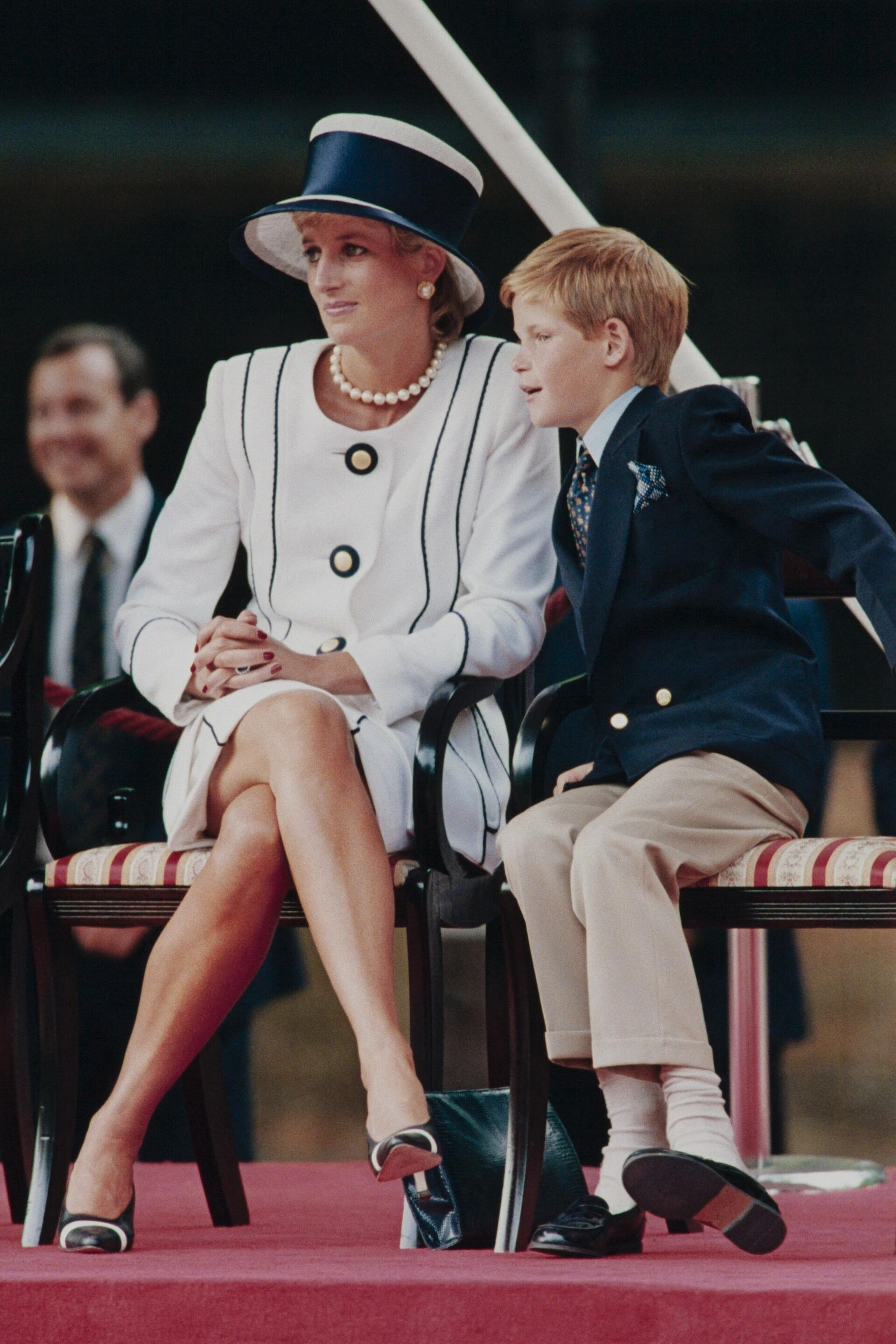 Princess Diana (R) and her son Harry watch the march past on a dais on the mall as part of the commemorations of VJ Day on August 19, 1995.  - Sputnik International, 1920, 06.01.2023