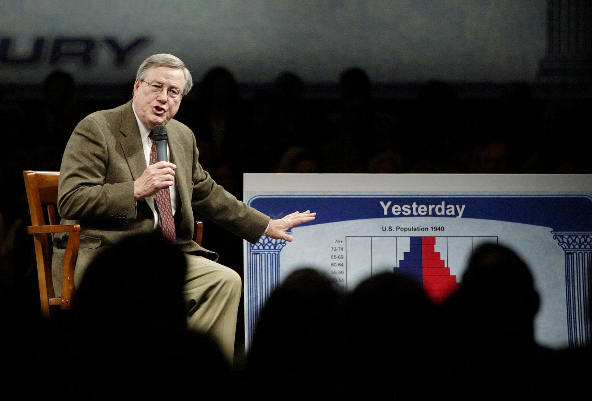 Republican Congressman Bill Thomas, Chairman of the House Ways and Means Committee, delivers remarks during a town hall meeting on March 21, 2005, in Bakersfield, Calif.  - Sputnik International, 1920, 07.01.2023