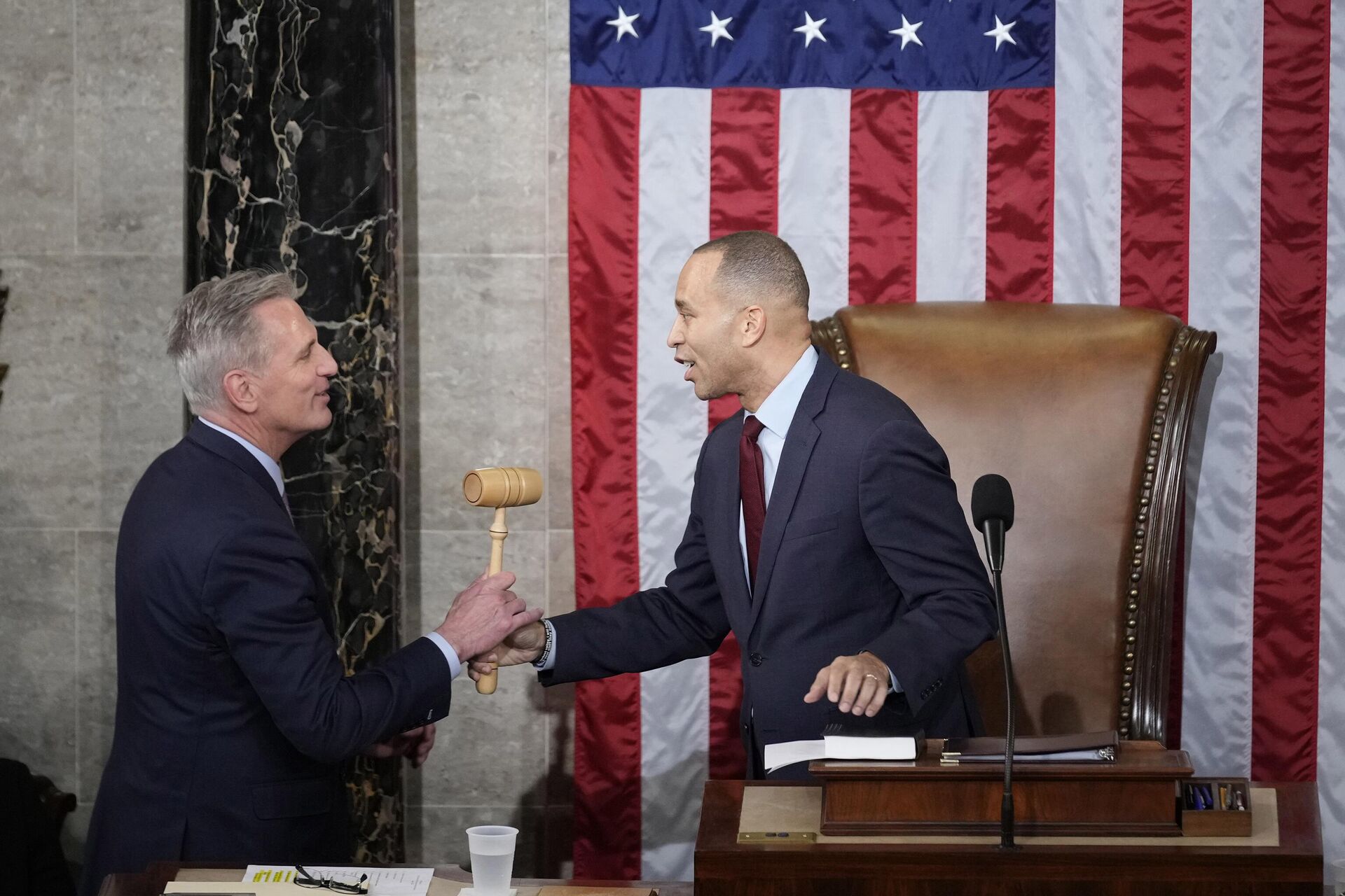 Incoming House Speaker Kevin McCarthy of Calif., receives the gavel from House Minority Leader Hakeem Jeffries of N.Y.,  on Jan. 7, 2023. - Sputnik International, 1920, 07.01.2023