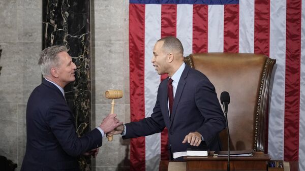Incoming House Speaker Kevin McCarthy of Calif., receives the gavel from House Minority Leader Hakeem Jeffries of N.Y.,  on Jan. 7, 2023. - Sputnik International