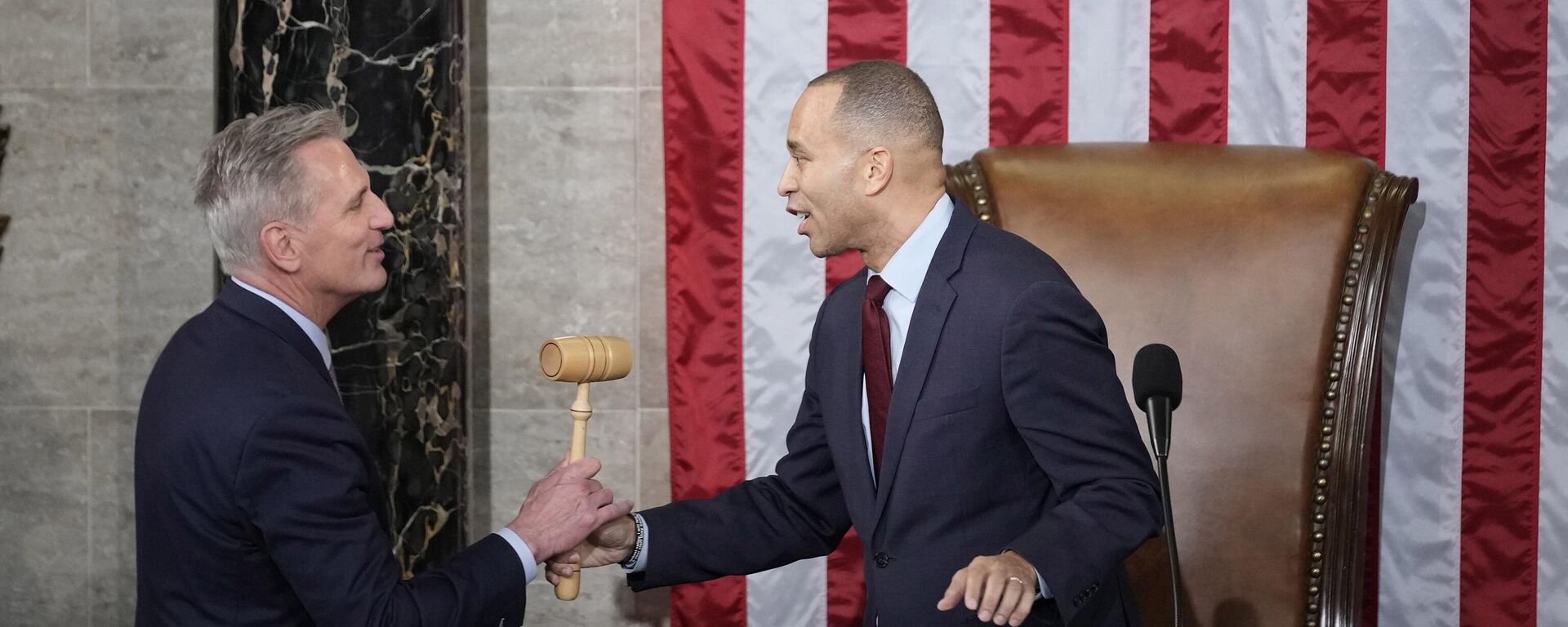 Incoming House Speaker Kevin McCarthy of Calif., receives the gavel from House Minority Leader Hakeem Jeffries of N.Y.,  on Jan. 7, 2023. - Sputnik International, 1920, 10.01.2023