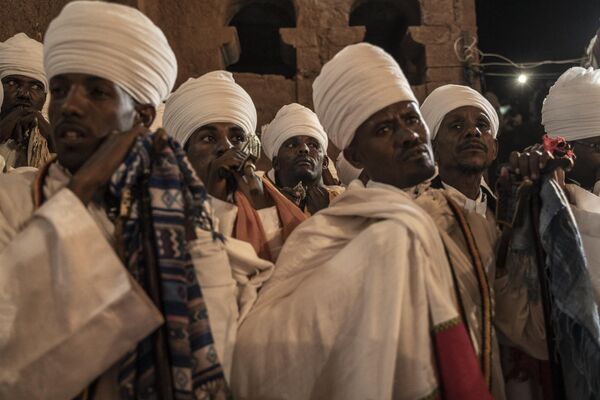 Ethiopian Orthodox priests stand to sing at Saint Mary&#x27;s Church in Lalibela on January 6. Ethiopian Christmas is also called &#x27;Gena&#x27; in Amharic. (Photo by Amanuel Sileshi / AFP) - Sputnik International