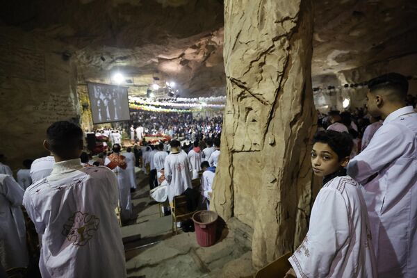 Egyptian Copts attend the Christmas mass at the Saint Simon Monastery, also known as the Cave Church, in the Mokattam mountain of Egypt&#x27;s capital Cairo on January 6. (Photo by Khaled DESOUKI / AFP) - Sputnik International