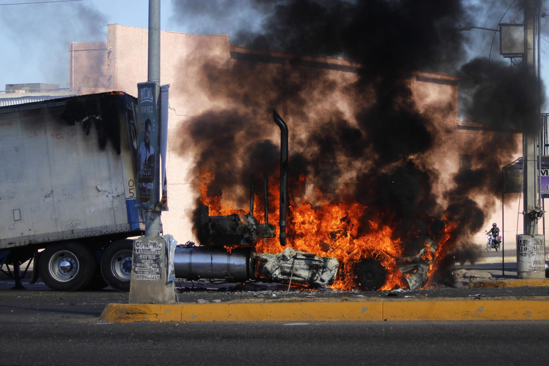 A truck burns on a street in Culiacan, Sinaloa state, Thursday Jan. 5, 2023, as Mexican security forces captured Ovidio Guzmán, an alleged drug trafficker wanted by the United States. - Sputnik International, 1920, 07.01.2023