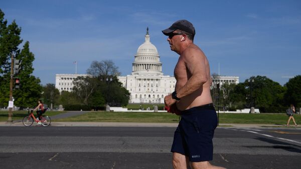 A man jogs past the US Capitol in Washington, DC, on April 27, 2021.  - Sputnik International