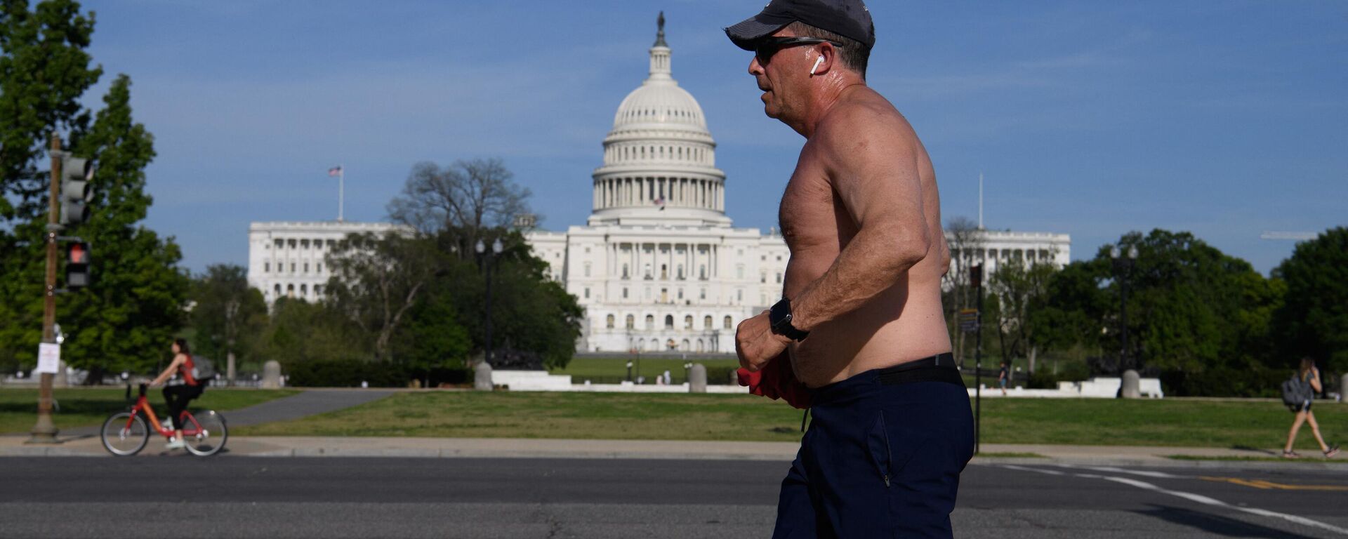 A man jogs past the US Capitol in Washington, DC, on April 27, 2021.  - Sputnik International, 1920, 07.01.2023