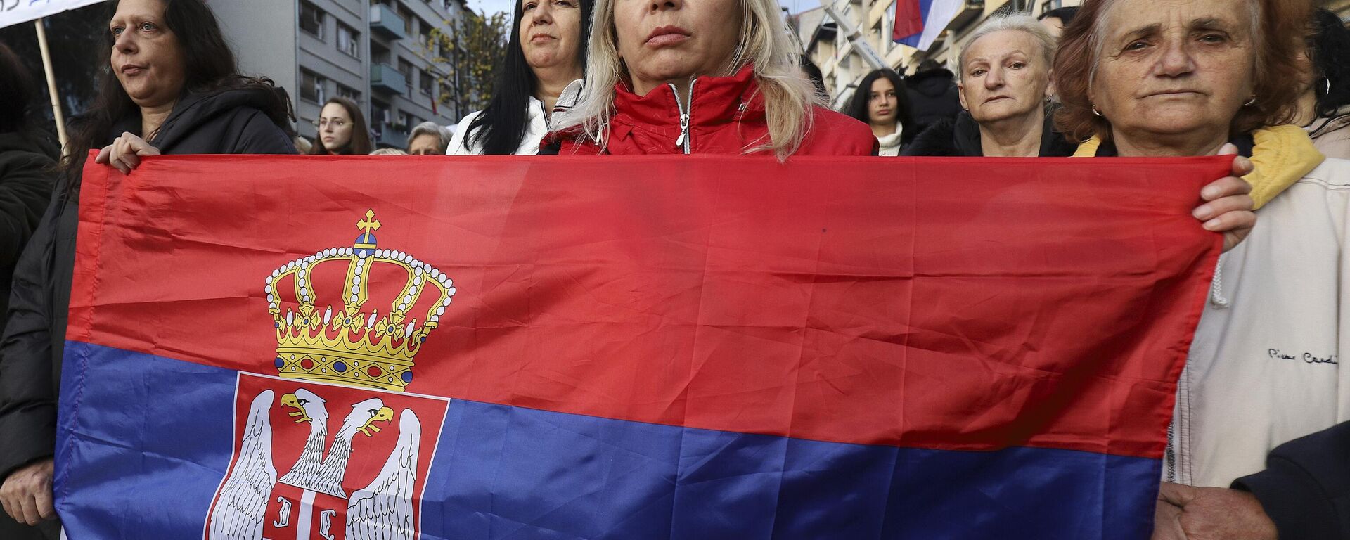 Women hold Serbia's flag as they march in the northern part of Kosovska Mitrovica, Kosovo, Wednesday, Nov. 23, 2022. Serbs in the northern part of Kosovska Mitrovica protested against planned fines by Kosovo authorities for those who refuse to change their Belgrade issued vehicle registration plates and against the cruelty they say are facing daily from the authorities in Pristina. - Sputnik International, 1920, 07.01.2023