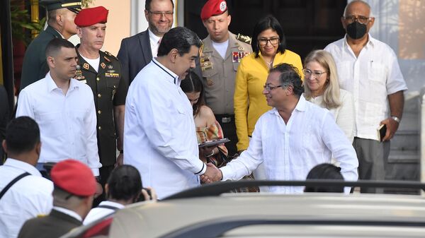 Colombia's President Gustavo Petro, right, shakes hands with Venezuelan President Nicolas Maduro - Sputnik International