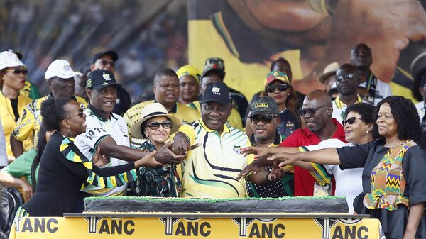 African National Congress (ANC) President Cyril Ramaphosa cuts a cake with supporters at the Dr Molemela stadium in Mangaung, South Africa, Sunday, Jan 8, 2023 - Sputnik International