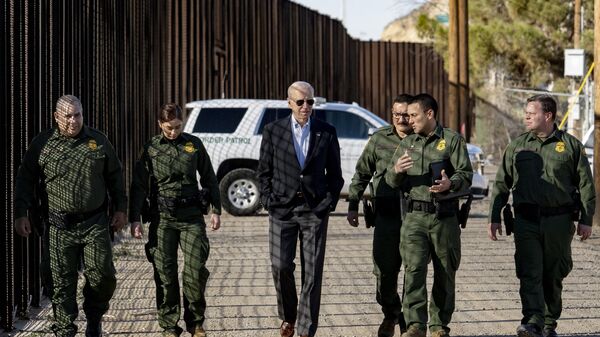 US President Joe Biden speaks with US Customs and Border Protection officers as he visits the US-Mexico border in El Paso, Texas, on January 8, 2023 - Sputnik International