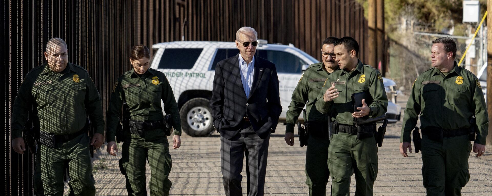 US President Joe Biden speaks with US Customs and Border Protection officers as he visits the US-Mexico border in El Paso, Texas, on January 8, 2023 - Sputnik International, 1920, 08.01.2023