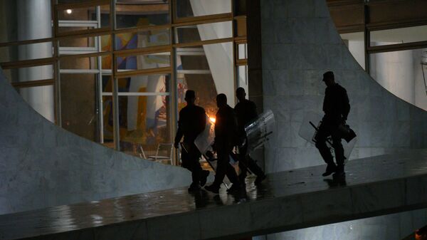Security officers are seen patrolling Planalto Palace in Brasilia, Brazil, on January 8, 2023. - Sputnik International