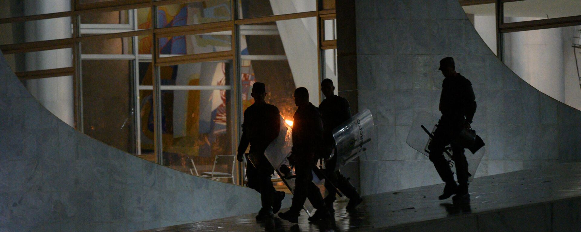 Security officers are seen patrolling Planalto Palace in Brasilia, Brazil, on January 8, 2023. - Sputnik International, 1920, 09.01.2023