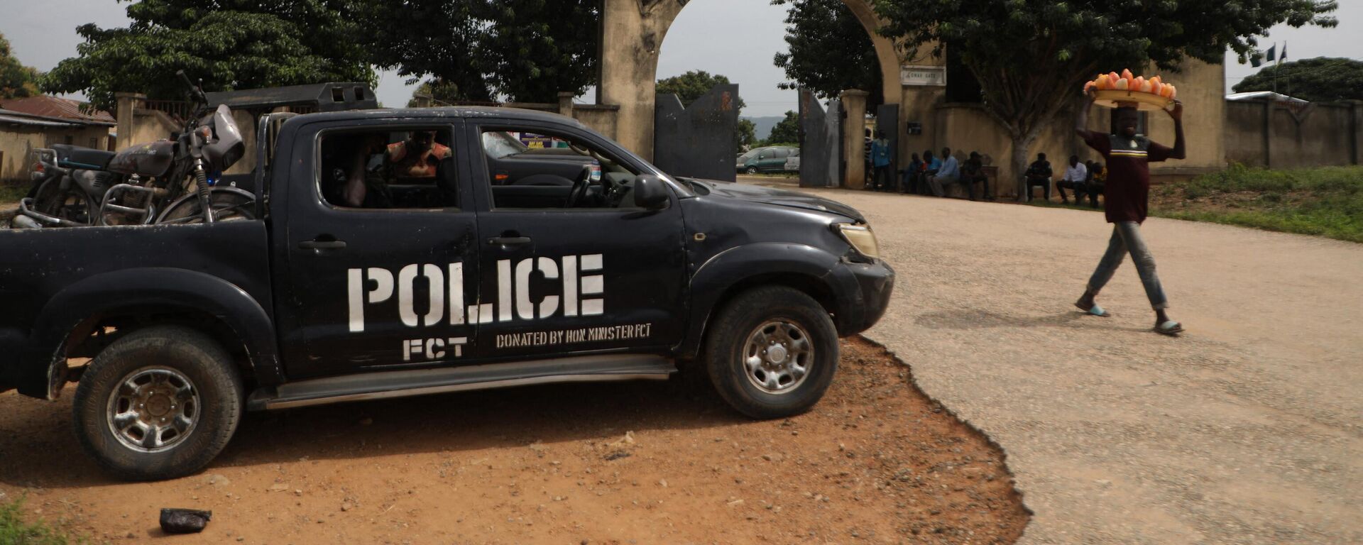 A police truck is stationed outside the University of Abuja Staff Quarters gate where unknown gunmen kidnapped people amongst whom were 2 of the university professors, lecturers and their family members in Abuja, Nigeria on November 2, 2021. - Sputnik International, 1920, 09.01.2023
