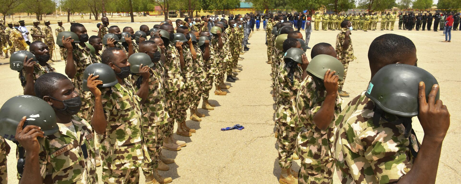 Soldiers gesture while standing on guard during Nigerian President Muhammadu Buhari's visit to the Maimalari Barracks in Maiduguri on June 17, 2021. - Sputnik International, 1920, 13.01.2023