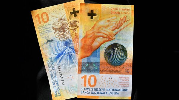 This photograph taken on April 6, 2018, in Lausanne shows both sides of a Swiss ten franc banknote. - Sputnik International