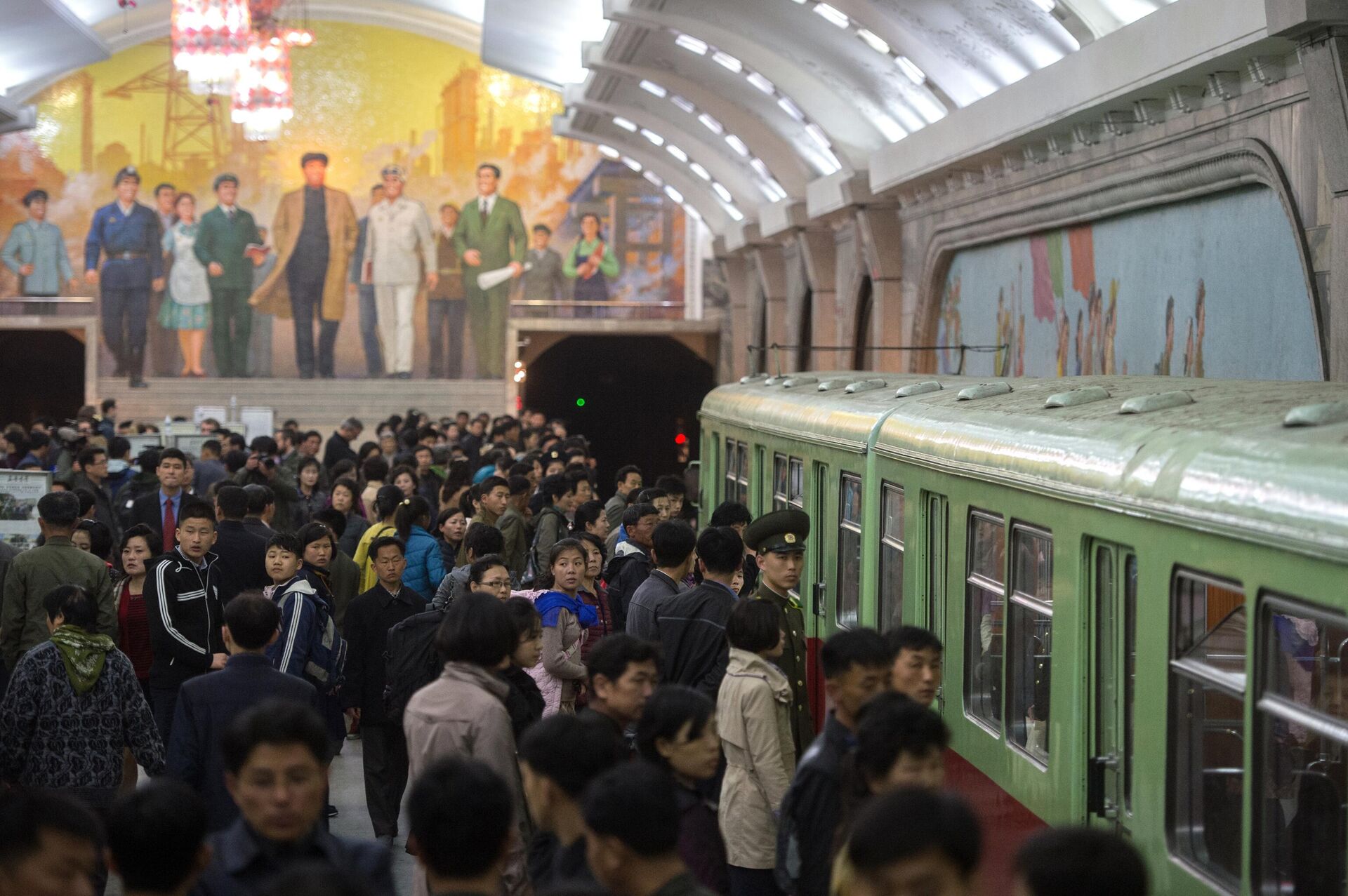 Passengers on the metro station platform in Pyongyang - Sputnik International, 1920, 09.01.2023
