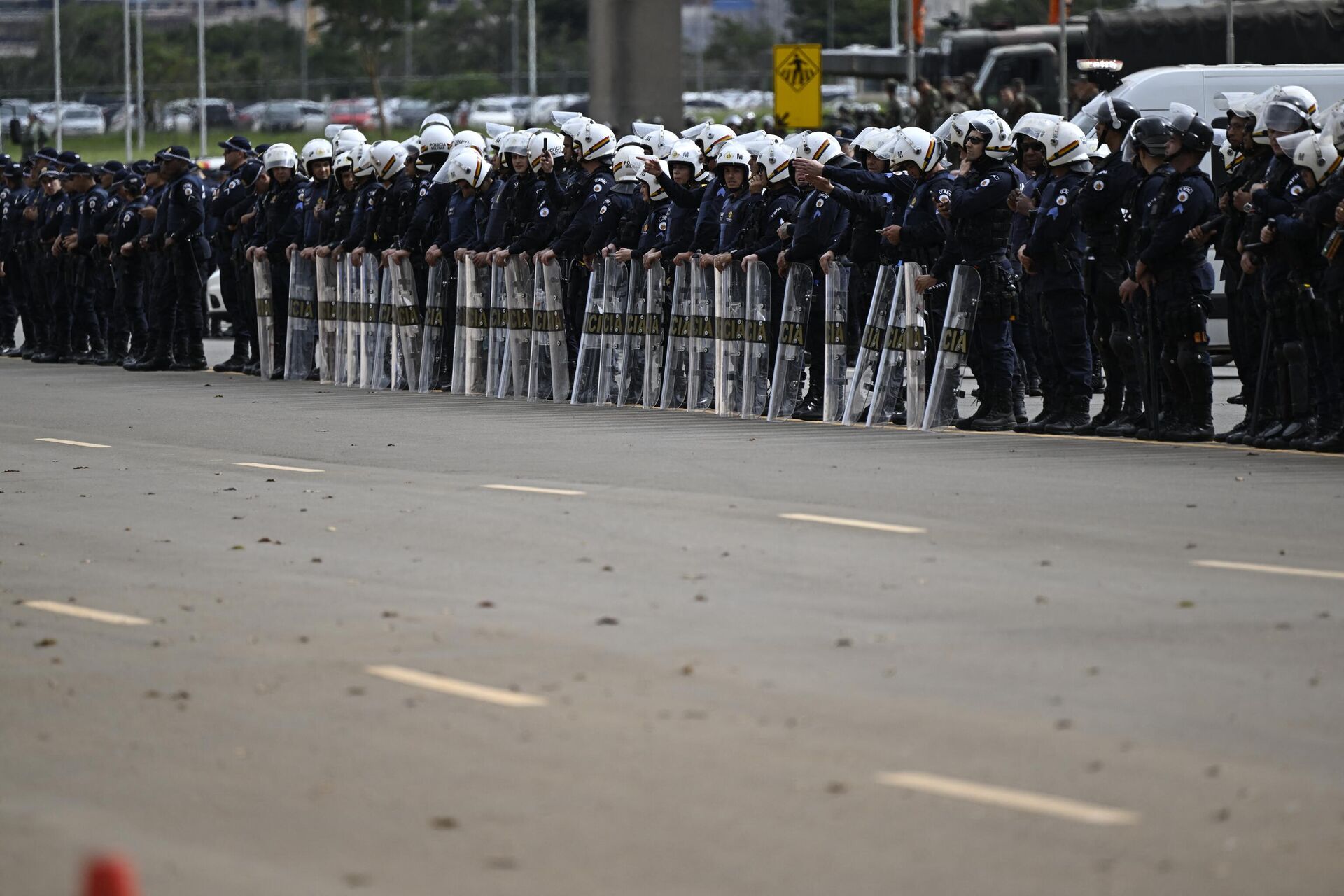 Police forces stand guard as soldiers dismantle a camp by supporters of Brazil's far-right ex-president Jair Bolsonaro - Sputnik International, 1920, 12.01.2023