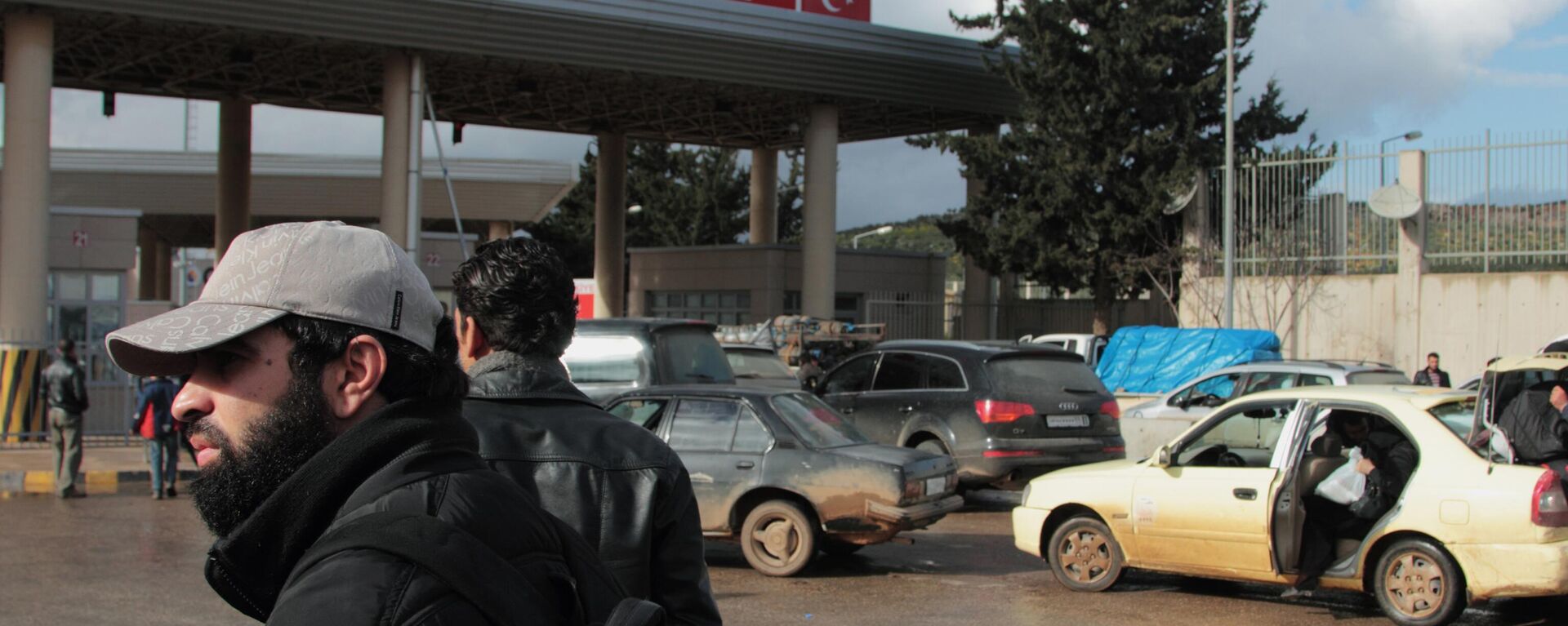 People and cars wait at the Bab al-Hawa customs gate at theSyria-Turkey border in Idlib province, north Syria - Sputnik International, 1920, 09.01.2023
