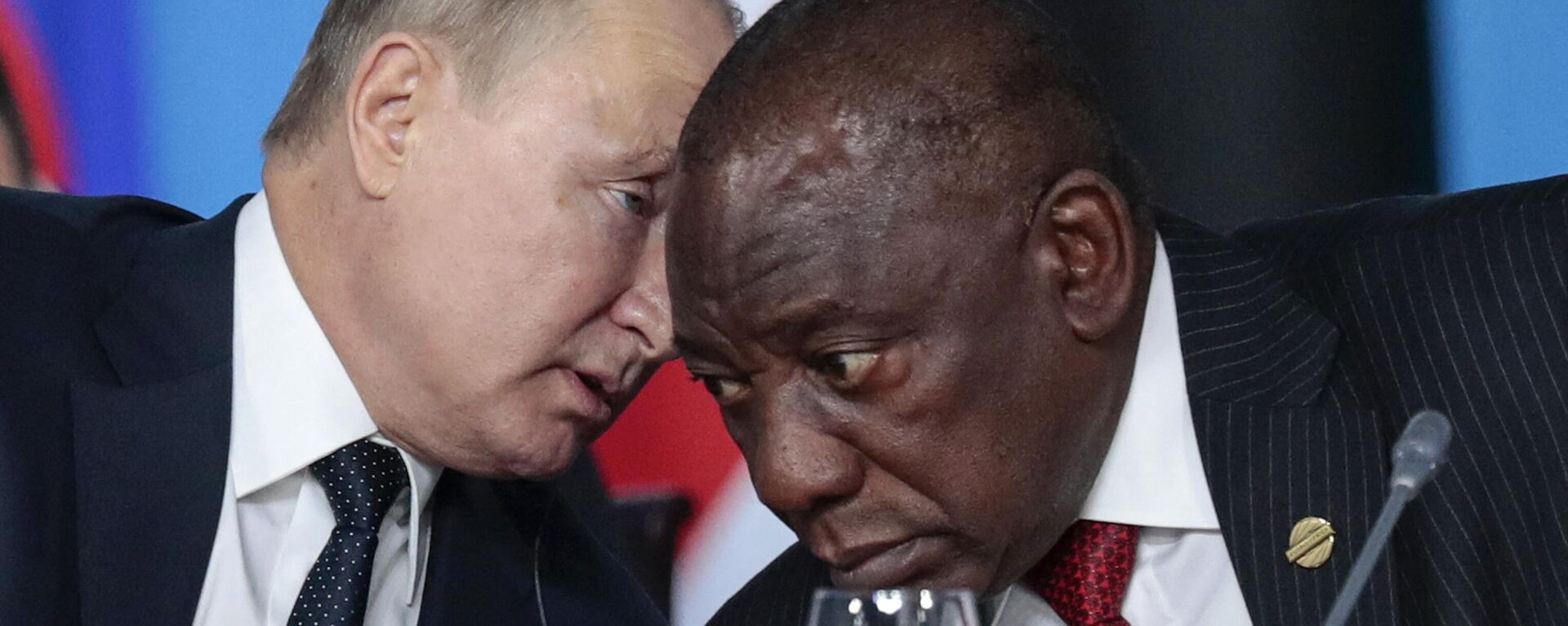 South-Africa's President Cyril Ramaphosa (L) and Russia's President Vladimir Putin (R) attend the first plenary session as part of the 2019 Russia-Africa Summit at the Sirius Park of Science and Art in Sochi, Russia, on October 24, 2019. - Sputnik International, 1920, 10.01.2023