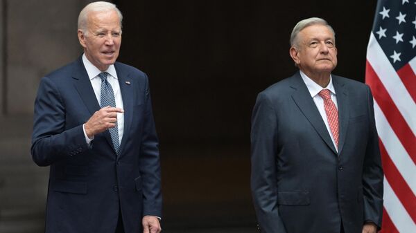 US President Joe Biden (L) and his Mexican counterpart Andres Manuel Lopez Obrador attend a welcome ceremony at Palacio Nacional (National Palace) in Mexico City, on January 9, 2023 - Sputnik International