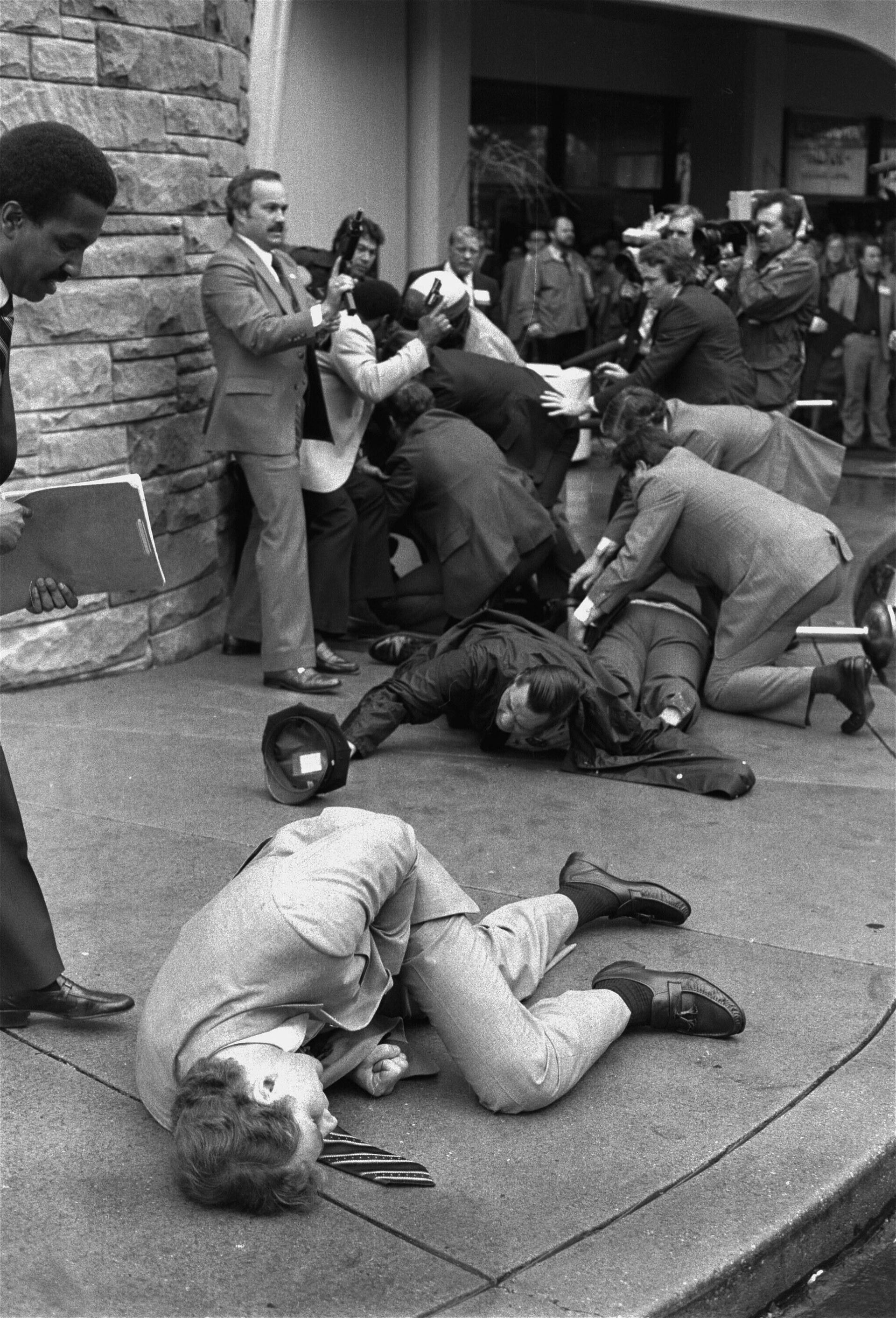 The scene immediately following the near-fatal shooting of US president Ronald Reagan on March 30, 1981 - Sputnik International, 1920, 10.01.2023