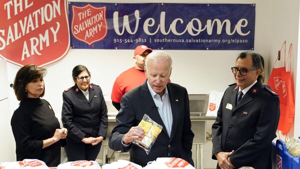 President Joe Biden looks at food that is distributed to migrants as he tours the El Paso County Migrant Services Support Center - Sputnik International