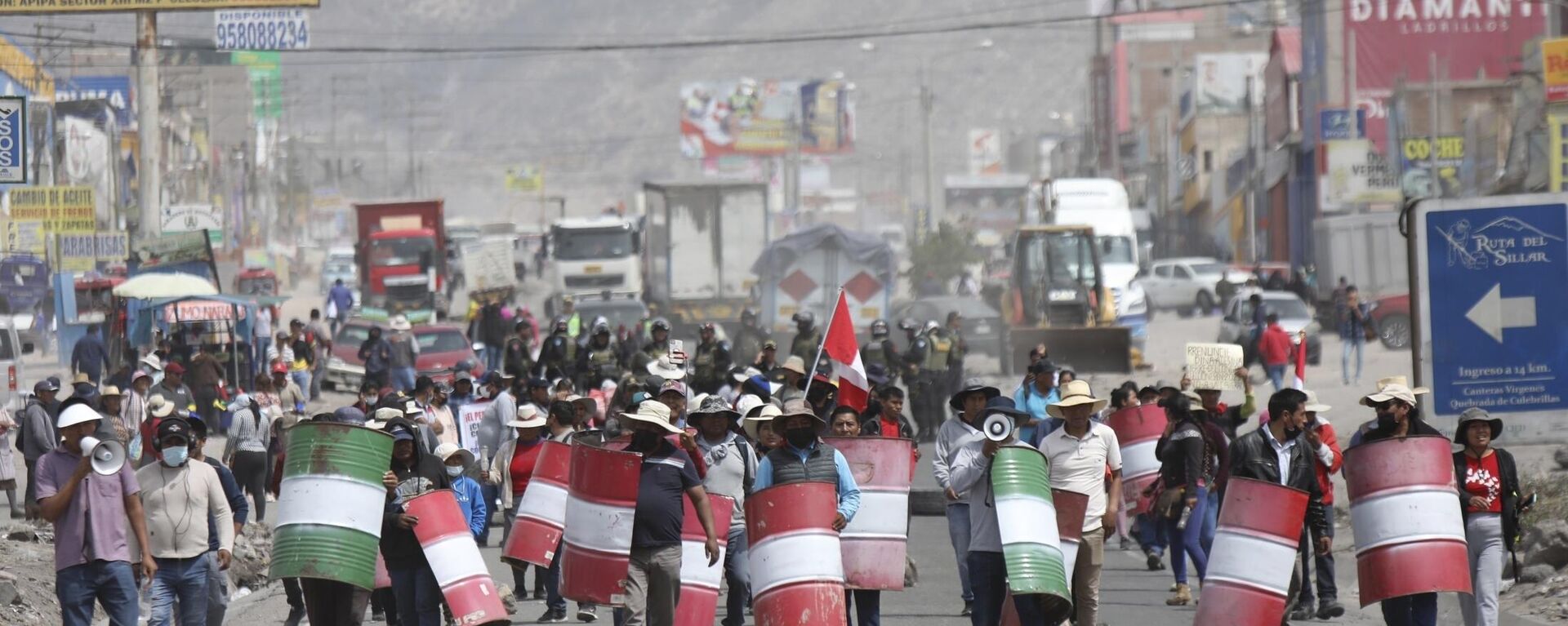Demonstrators march with makeshift shields during a protest against President Dina Boluarte's government and Congress, in Arequipa, Peru, Wednesday, Jan. 4, 2023. Wednesday marks the resumption of protests against Boluarte that followed the ouster of her predecessor, Pedro Castillo, after he tried to dissolve Congress. - Sputnik International, 1920, 04.05.2023