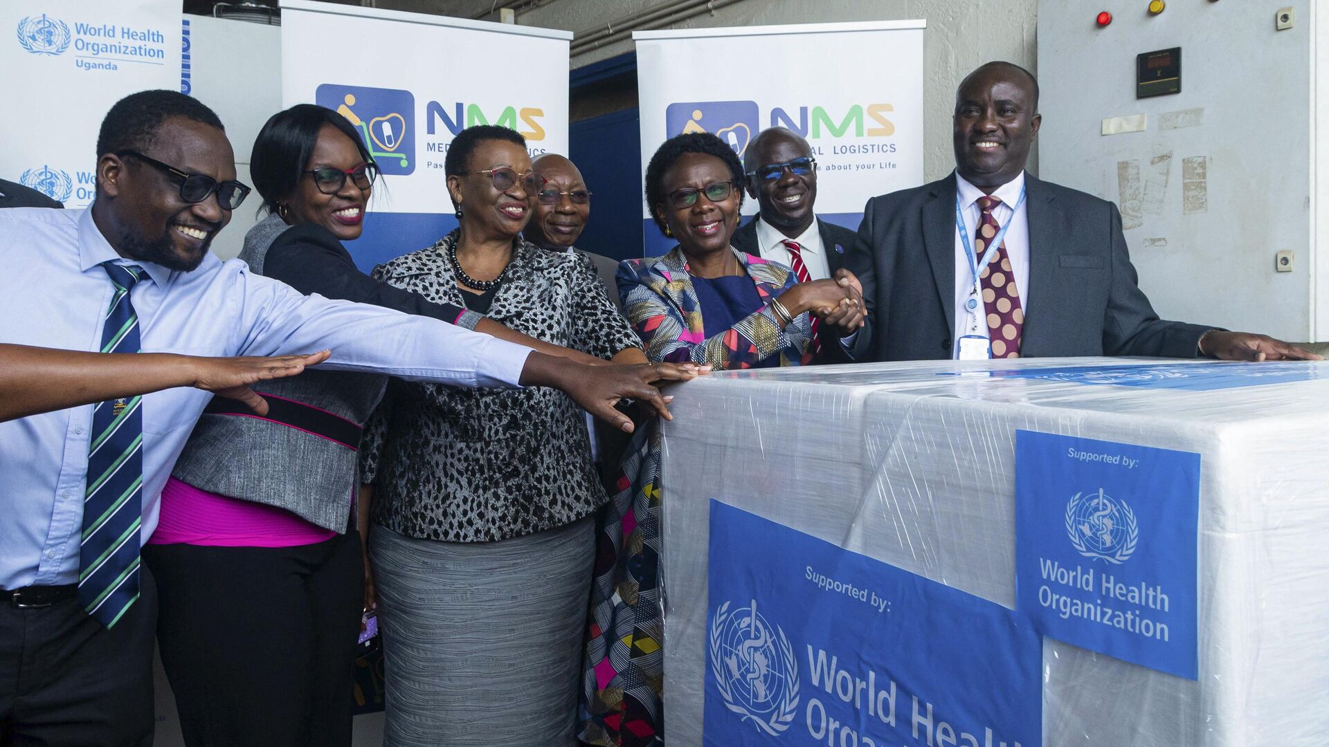 Charles Njuguna (R), the Incident Manager for the World Health Organization (WHO) Country Office in Uganda, and Uganda's Health Minister Jane Ruth Aceng (3rd R) pose in Entebbe on December 08, 2022 as they receive 1200 doses of Ebola trial vaccine at National Medical Stores. - Sputnik International, 1920, 11.01.2023