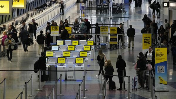 People check into their flights at Harry Reid International Airport, Wednesday, Jan. 11, 2023, in Las Vegas. The world's largest aircraft fleet was grounded for hours by a cascading outage in a government system that delayed or canceled thousands of flights across the U.S. - Sputnik International