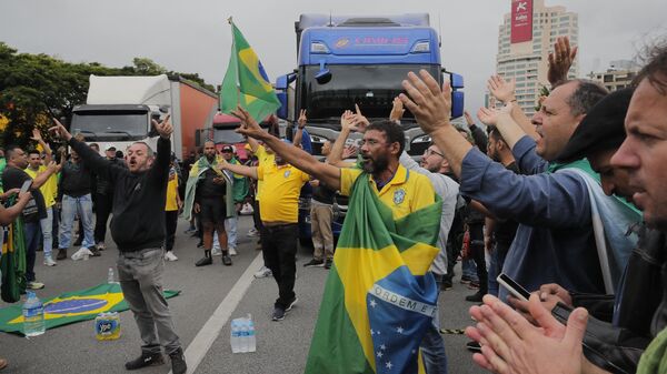 Supporters of President Jair Bolsonaro demonstrate during a blockade on Castelo Branco highway, on the outskirts of Sao Paulo, Brazil, on November 1, 2022. (Photo by CAIO GUATELLI / AFP) - Sputnik International