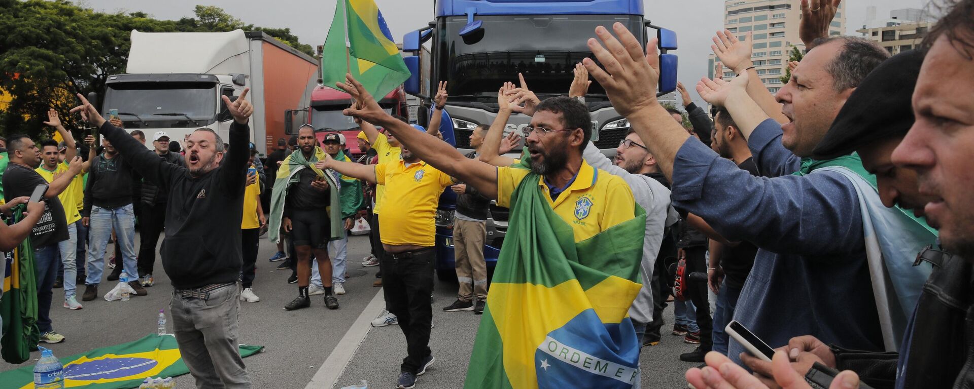 Supporters of President Jair Bolsonaro demonstrate during a blockade on Castelo Branco highway, on the outskirts of Sao Paulo, Brazil, on November 1, 2022. (Photo by CAIO GUATELLI / AFP) - Sputnik International, 1920, 12.01.2023
