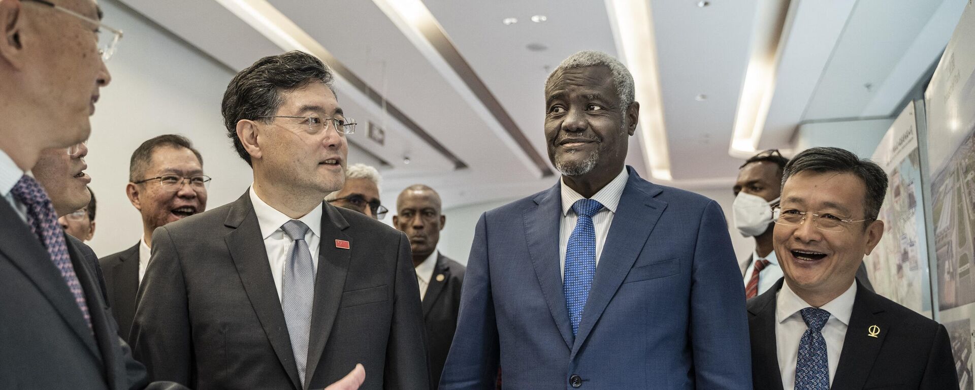 China's Foreign Minister Qin Gang (2nd L) and Moussa Faki (2nd R), Chairperson of the African Union (AU) Commission, tour the building of African CDC (Centers for Disease Control) headquarters during the inauguration ceremony in Addis Ababa, Ethiopia, on January 11, 2023. - Sputnik International, 1920, 12.01.2023