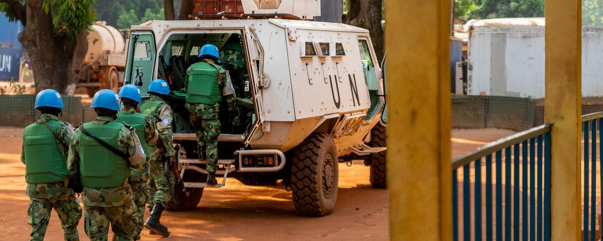 Cameroonian United Nations (UN) peacekeepers get in to an armoured personnel carrier before a patrol in Paoua on December 5, 2021. - Sputnik International, 1920, 12.01.2023