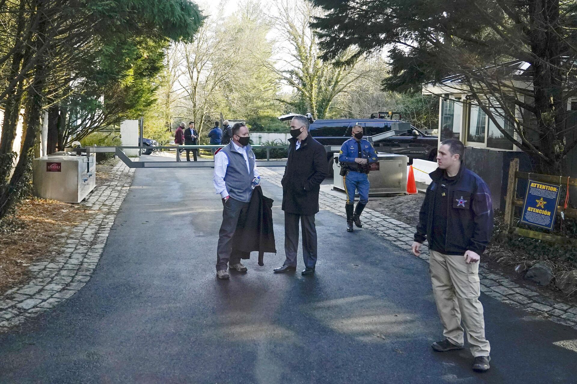 Security personnel stand at the entrance to President Joe Biden and first lady Jill Biden's home in Wilmington, Del., on Feb. 21, 2021.  - Sputnik International, 1920, 13.01.2023