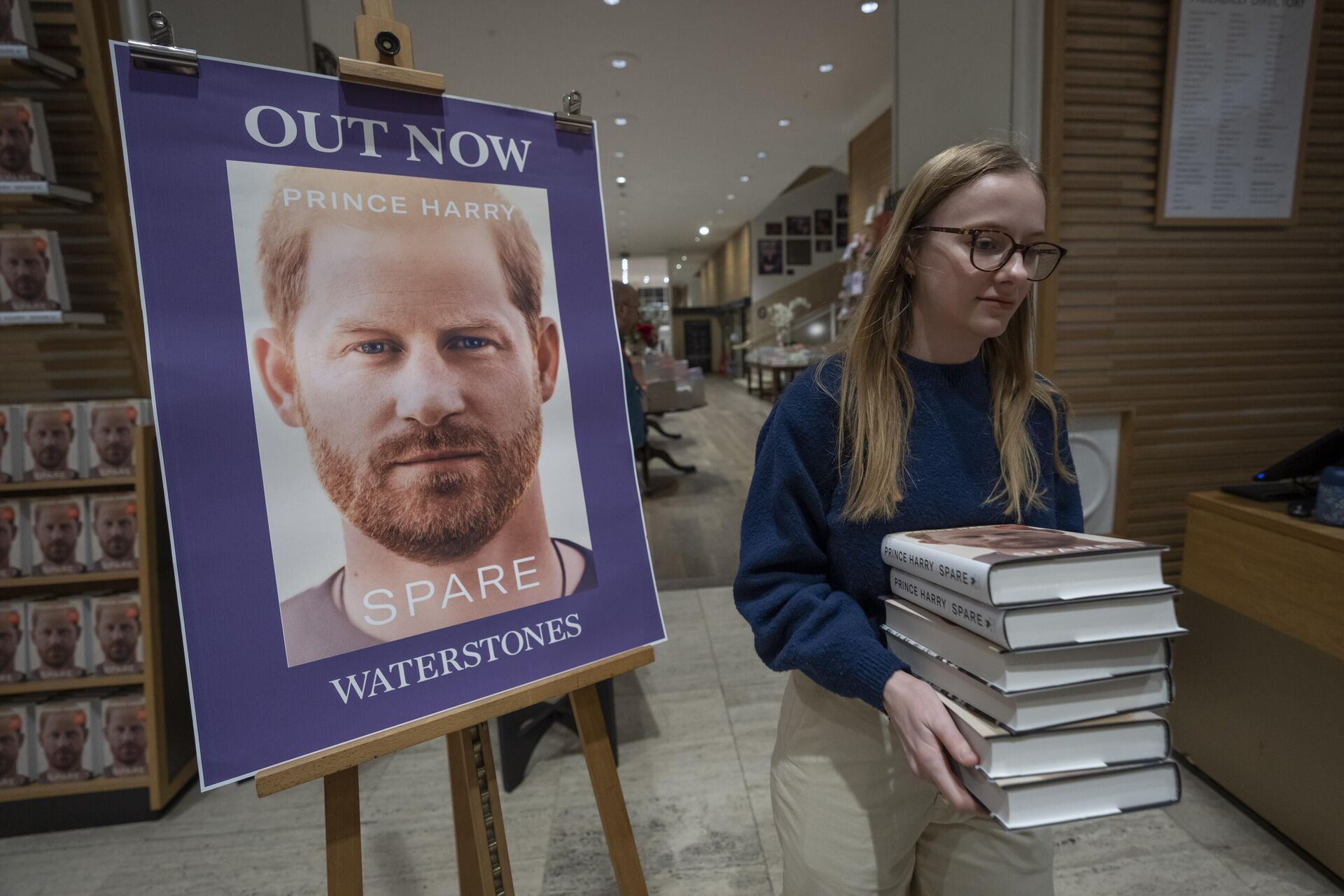 A member of staff places the copies of the new book by Prince Harry called Spare at a book store in London, Tuesday, Jan. 10, 2023. - Sputnik International, 1920, 14.01.2023