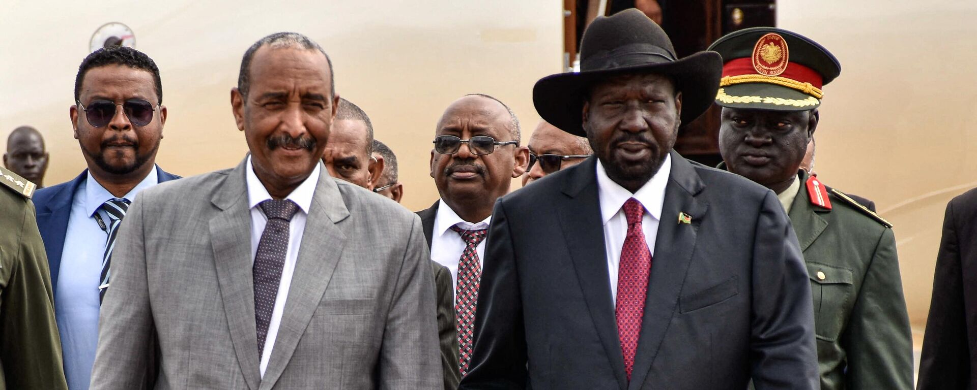 President of Sudanese Transitional Council General Abdel Fattah al-Burhan (L) is welcomed by President of South Sudan Salva Kiir (R) at his arrival for the summit to endorse the peace talks between Sudan's government and rebel leaders in Juba, South Sudan, on October 14, 2019. - Sputnik International, 1920, 13.01.2023