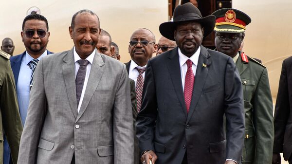 President of Sudanese Transitional Council General Abdel Fattah al-Burhan (L) is welcomed by President of South Sudan Salva Kiir (R) at his arrival for the summit to endorse the peace talks between Sudan's government and rebel leaders in Juba, South Sudan, on October 14, 2019. - Sputnik International