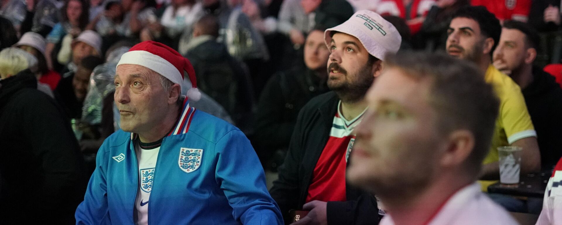 England supporters watch the World Cup round of 16 soccer match between England and Senegal at a fan zone in London - Sputnik International, 1920, 13.01.2023